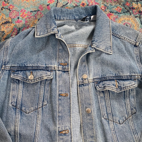 H & M light wash denim jacket! - Picture 3 of 3